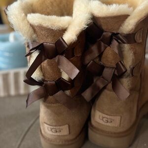 UGG Bailey boots in like new condition !